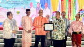 Malam Silang Budaya Lingga–Pahang di Daik berlangsung meriah. Sekda Lingga H. Armia mengajak mempererat hubungan serumpun yang telah terjalin sejak lama | f. Diskominfo Lingga