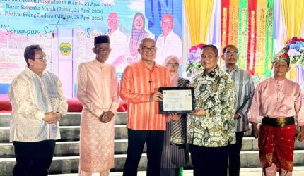 Malam Silang Budaya Lingga–Pahang di Daik berlangsung meriah. Sekda Lingga H. Armia mengajak mempererat hubungan serumpun yang telah terjalin sejak lama | f. Diskominfo Lingga