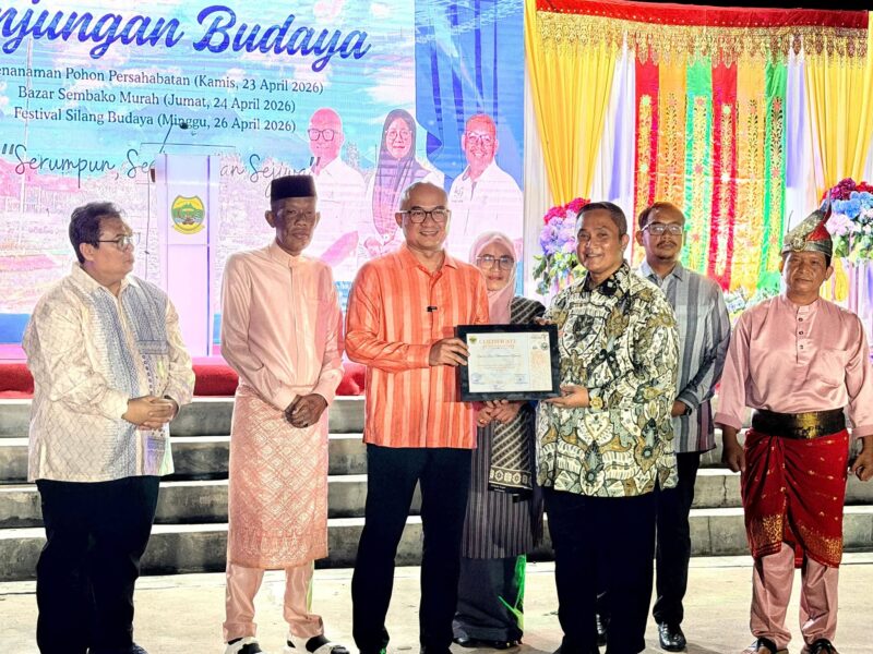 Malam Silang Budaya Lingga–Pahang di Daik berlangsung meriah. Sekda Lingga H. Armia mengajak mempererat hubungan serumpun yang telah terjalin sejak lama | f. Diskominfo Lingga