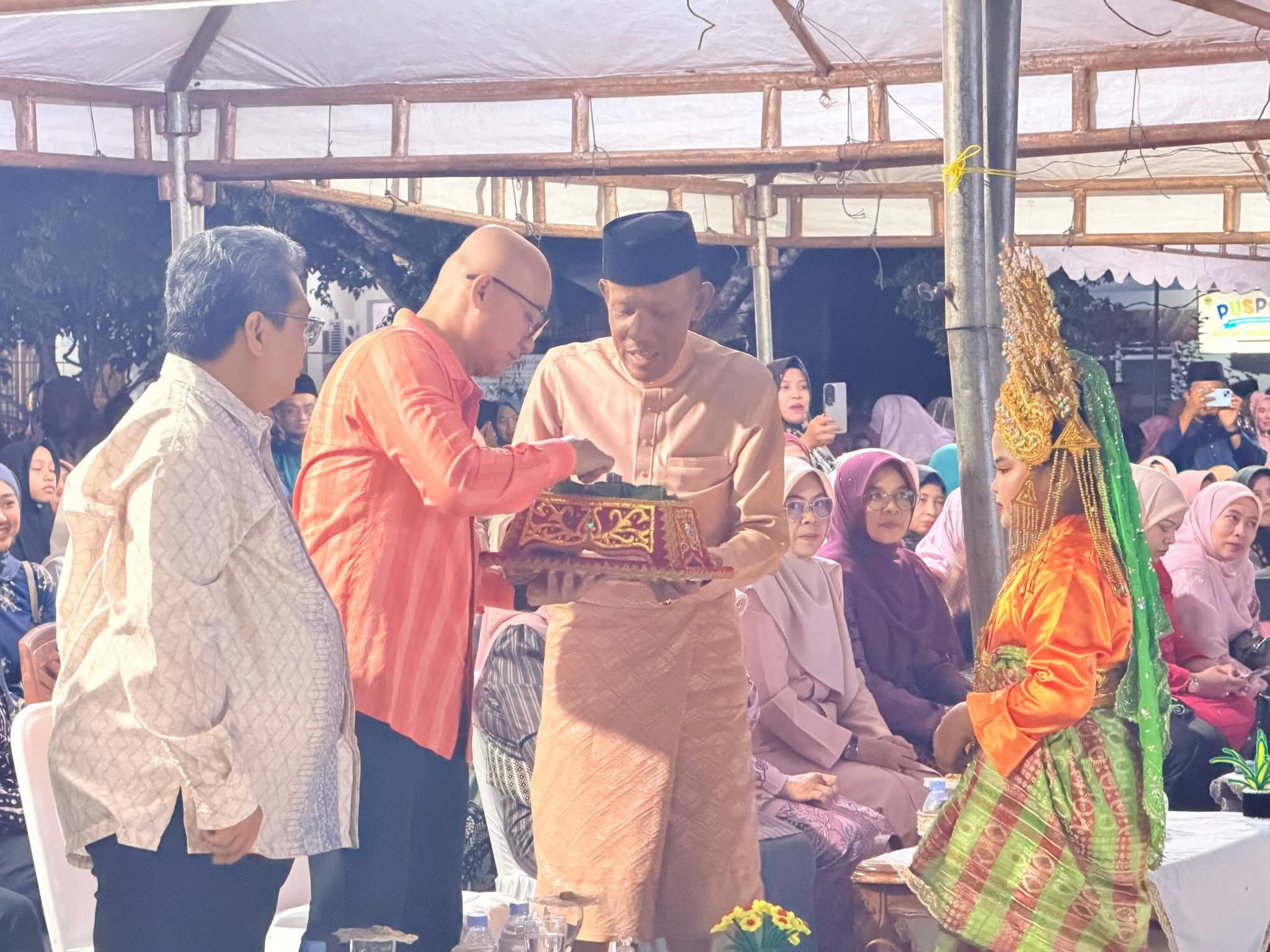 Malam Silang Budaya Lingga–Pahang di Daik berlangsung meriah. Sekda Lingga H. Armia mengajak mempererat hubungan serumpun yang telah terjalin sejak lama | f. Diskominfo Lingga