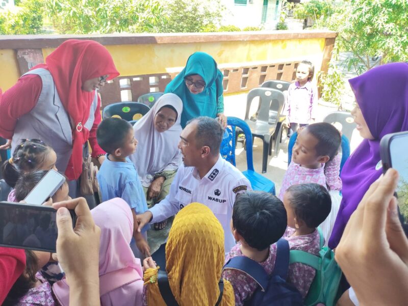 Dalam rangka memperingati Hari Posyandu Nasional 2026, Wakil Bupati Lingga, Ir. H. Novrizal bersama istrinya Hj. Feby Sarianty turun langsung memantau pelayanan Posyandu di wilayah Kecamatan Singkep dan Singkep Pesisir, Rabu (29/4/2026) | f. Diskominfo Lingga