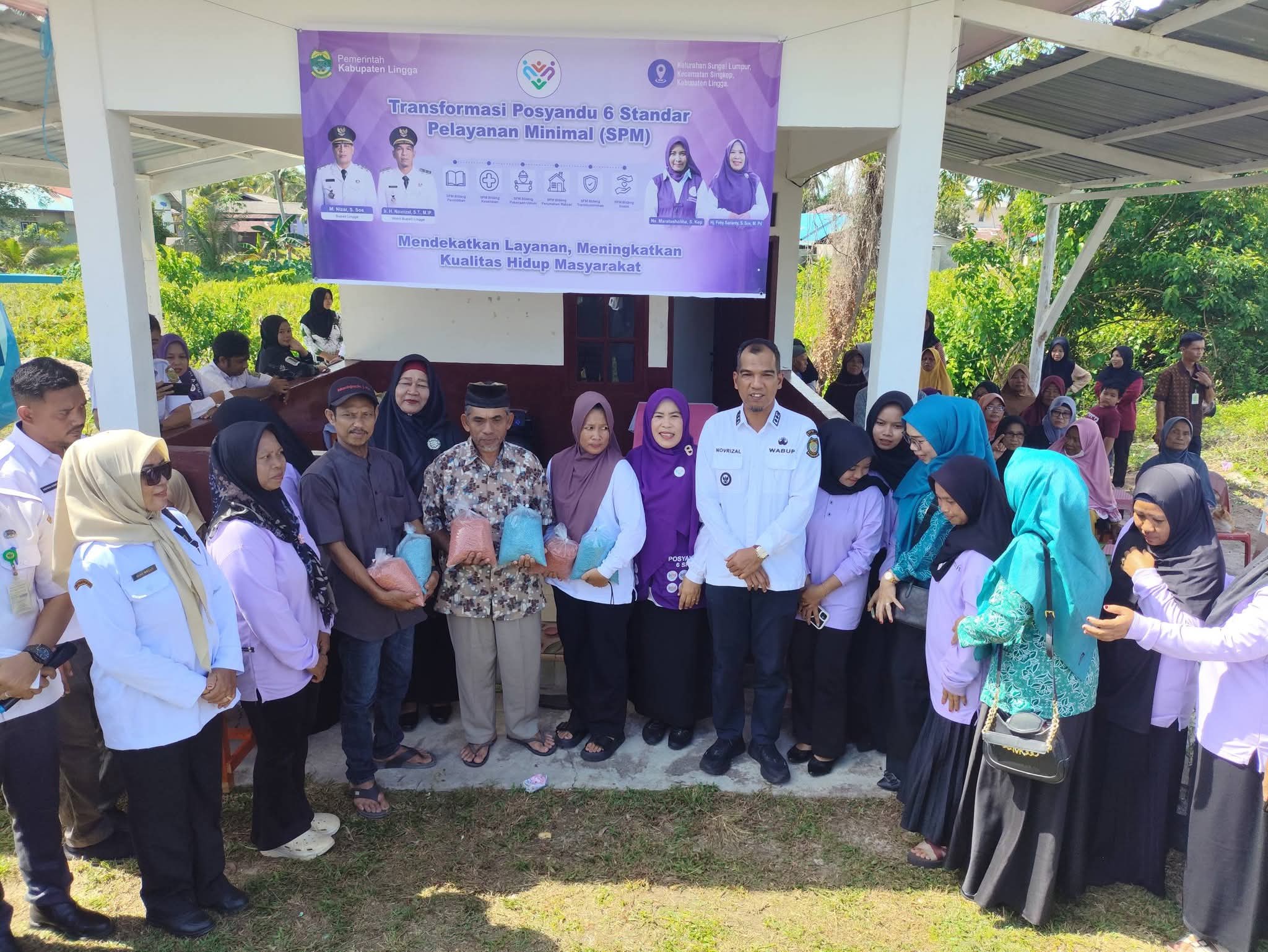 Dalam rangka memperingati Hari Posyandu Nasional 2026, Wakil Bupati Lingga, Ir. H. Novrizal bersama istrinya Hj. Feby Sarianty turun langsung memantau pelayanan Posyandu di wilayah Kecamatan Singkep dan Singkep Pesisir, Rabu (29/4/2026) | f. Diskominfo Lingga