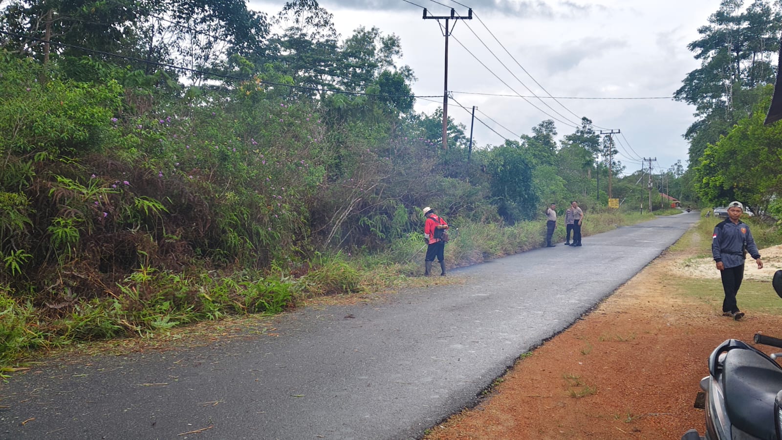 Pemerintah Kecamatan Singkep Barat gelar gotong royong serentak di tujuh wilayah untuk membersihkan drainase dan memangkas pohon demi keselamatan warga serta mempererat kebersamaan | f. Redaksi