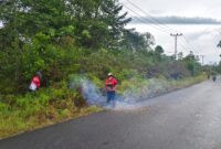 Pemerintah Kecamatan Singkep Barat gelar gotong royong serentak di tujuh wilayah untuk membersihkan drainase dan memangkas pohon demi keselamatan warga serta mempererat kebersamaan | f. Redaksi