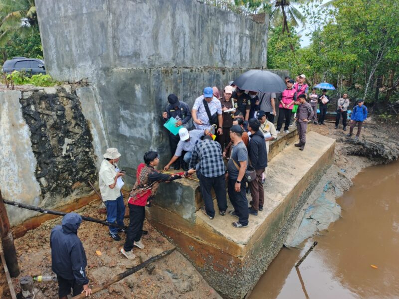 Hakim PN Tanjungpinang turun langsung ke lokasi kasus Jembatan Marok Kecil. Kejari Lingga memastikan pengujian fakta untuk mengungkap dugaan korupsi | f. Wandy