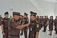 Kejaksaan Negeri Lingga melantik lima Kasubsi baru. Kajari Rully Afandi menegaskan pentingnya adaptasi cepat dan soliditas untuk meningkatkan kinerja institusi | f. Redaksi
