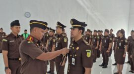 Kejaksaan Negeri Lingga melantik lima Kasubsi baru. Kajari Rully Afandi menegaskan pentingnya adaptasi cepat dan soliditas untuk meningkatkan kinerja institusi | f. Redaksi