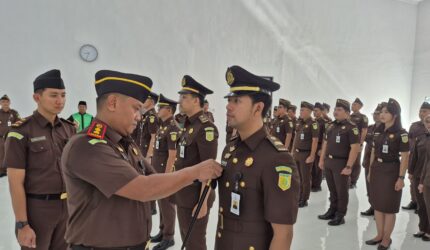 Kejaksaan Negeri Lingga melantik lima Kasubsi baru. Kajari Rully Afandi menegaskan pentingnya adaptasi cepat dan soliditas untuk meningkatkan kinerja institusi | f. Redaksi