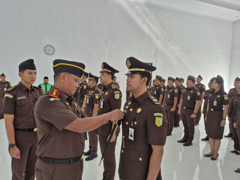 Kejaksaan Negeri Lingga melantik lima Kasubsi baru. Kajari Rully Afandi menegaskan pentingnya adaptasi cepat dan soliditas untuk meningkatkan kinerja institusi | f. Redaksi