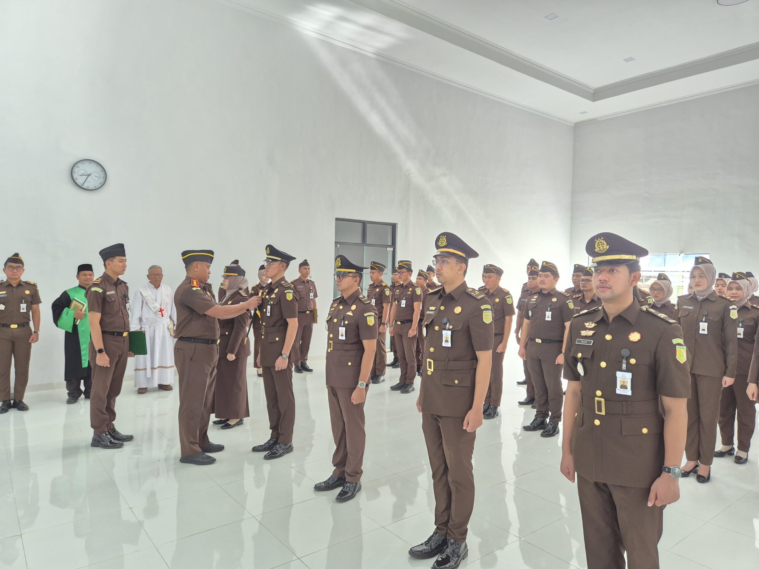 Kejaksaan Negeri Lingga melantik lima Kasubsi baru. Kajari Rully Afandi menegaskan pentingnya adaptasi cepat dan soliditas untuk meningkatkan kinerja institusi | f. Redaksi