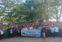 Sebanyak 700 orang terlibat dalam aksi gotong royong membersihkan Pantai Batu Berdaun di Lingga | f. Wandy