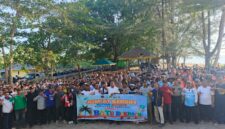 Sebanyak 700 orang terlibat dalam aksi gotong royong membersihkan Pantai Batu Berdaun di Lingga | f. Wandy