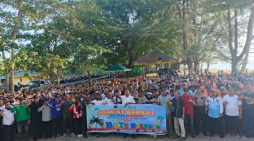 Sebanyak 700 orang terlibat dalam aksi gotong royong membersihkan Pantai Batu Berdaun di Lingga | f. Wandy