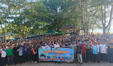 Sebanyak 700 orang terlibat dalam aksi gotong royong membersihkan Pantai Batu Berdaun di Lingga | f. Wandy