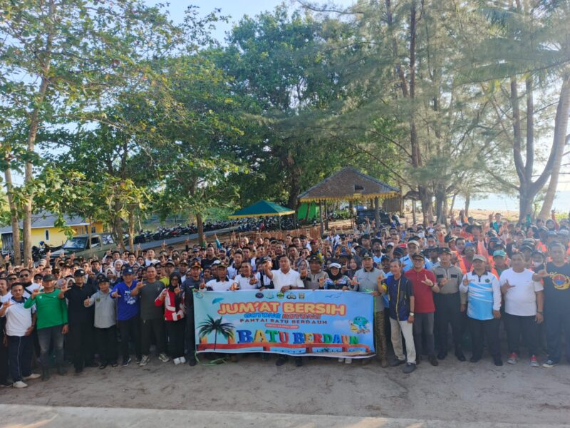 Sebanyak 700 orang terlibat dalam aksi gotong royong membersihkan Pantai Batu Berdaun di Lingga | f. Wandy