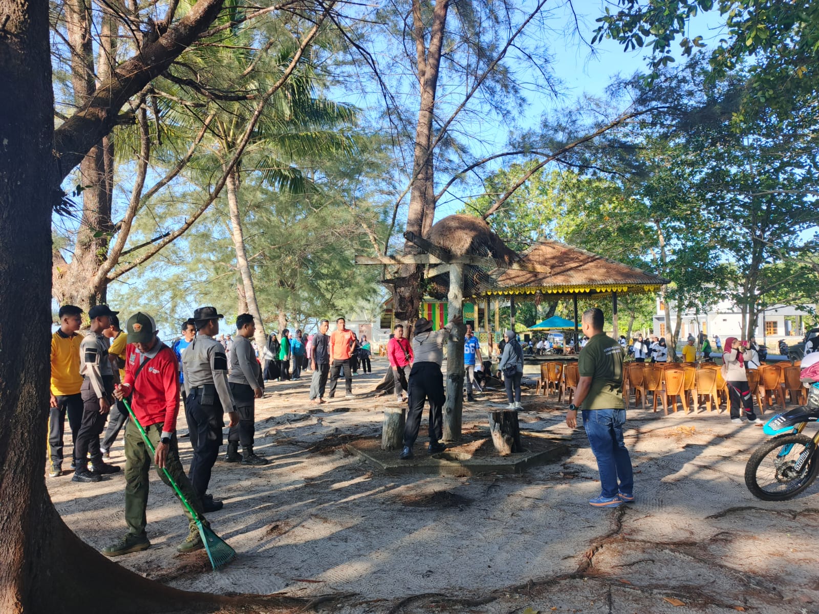 Sebanyak 700 orang terlibat dalam aksi gotong royong membersihkan Pantai Batu Berdaun di Lingga | f. Wandy