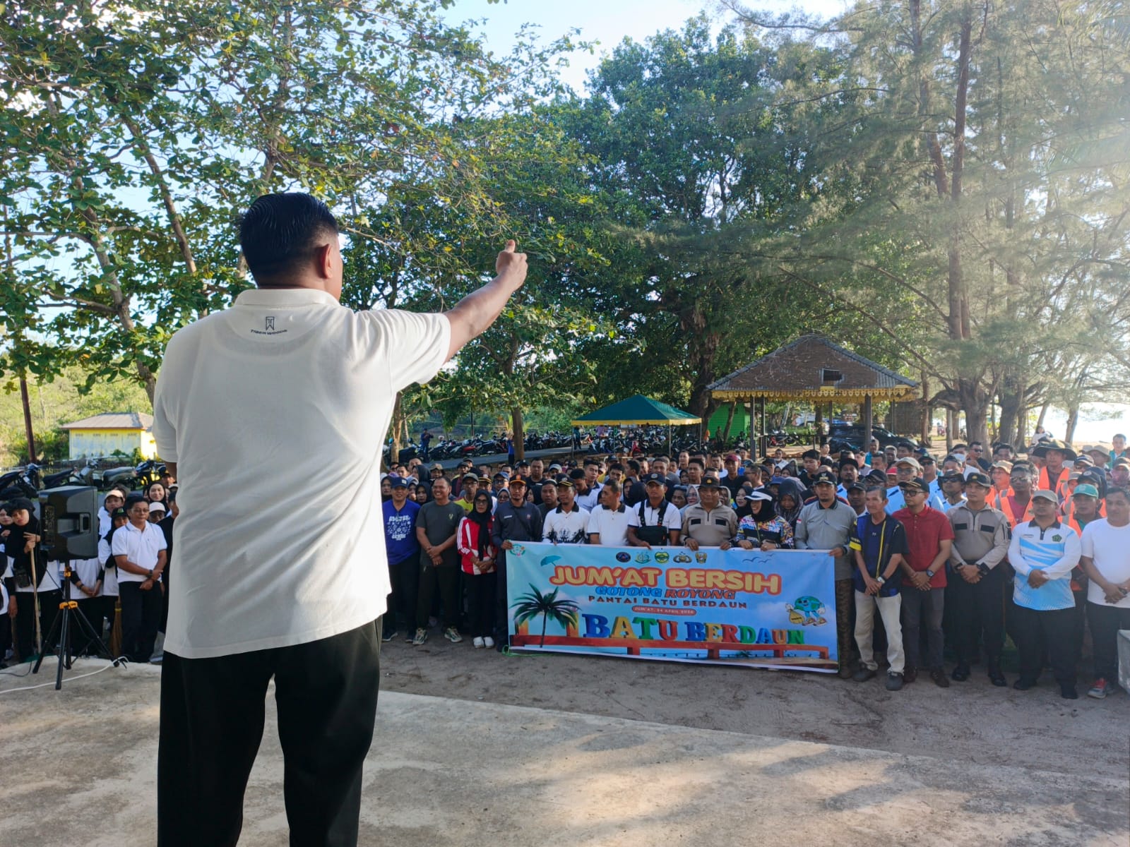 Sebanyak 700 orang terlibat dalam aksi gotong royong membersihkan Pantai Batu Berdaun di Lingga | f. Wandy