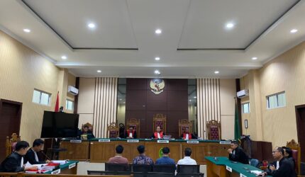 Jaksa Penuntut Umum Kejari Lingga menuntut empat terdakwa kasus korupsi Jembatan Marok Kecil dengan hukuman hingga 3,5 tahun penjara. Kerugian negara mencapai Rp738 juta | f. Redaksi