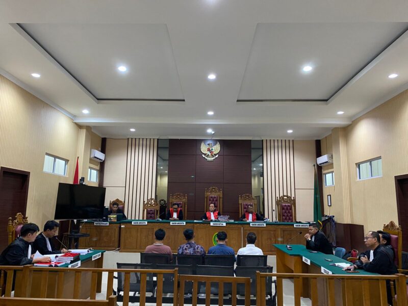 Jaksa Penuntut Umum Kejari Lingga menuntut empat terdakwa kasus korupsi Jembatan Marok Kecil dengan hukuman hingga 3,5 tahun penjara. Kerugian negara mencapai Rp738 juta | f. Redaksi