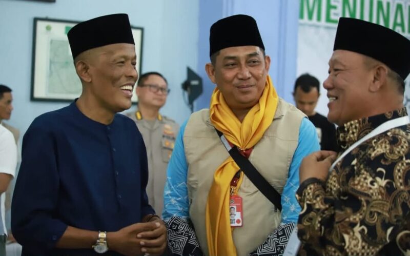 Sekda Lingga bersama Ketua DWP menghadiri pelepasan calon jemaah haji 2026 di Batam Center. Doa kesehatan dan harapan haji mabrur mengiringi keberangkatan | f. Prokopim Lingga