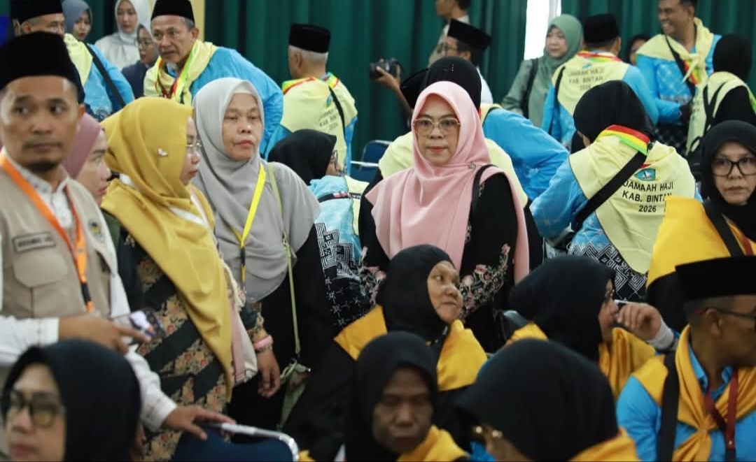Sekda Lingga bersama Ketua DWP menghadiri pelepasan calon jemaah haji 2026 di Batam Center. Doa kesehatan dan harapan haji mabrur mengiringi keberangkatan | f. Prokopim Lingga
