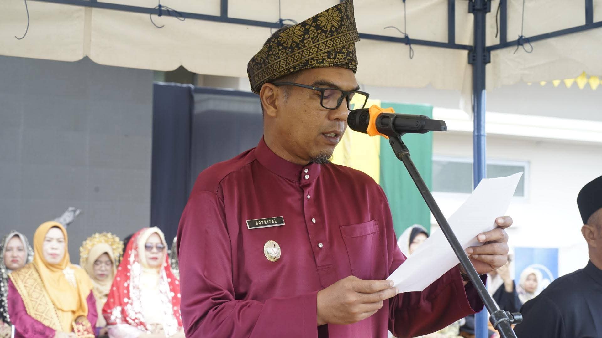 Wakil Bupati Lingga Novrizal memimpin upacara Hardiknas 2026 di Dabo Singkep. Momentum ini menjadi pengingat jasa pahlawan pendidikan dan komitmen memajukan pendidikan daerah | f. Diskominfo Lingga