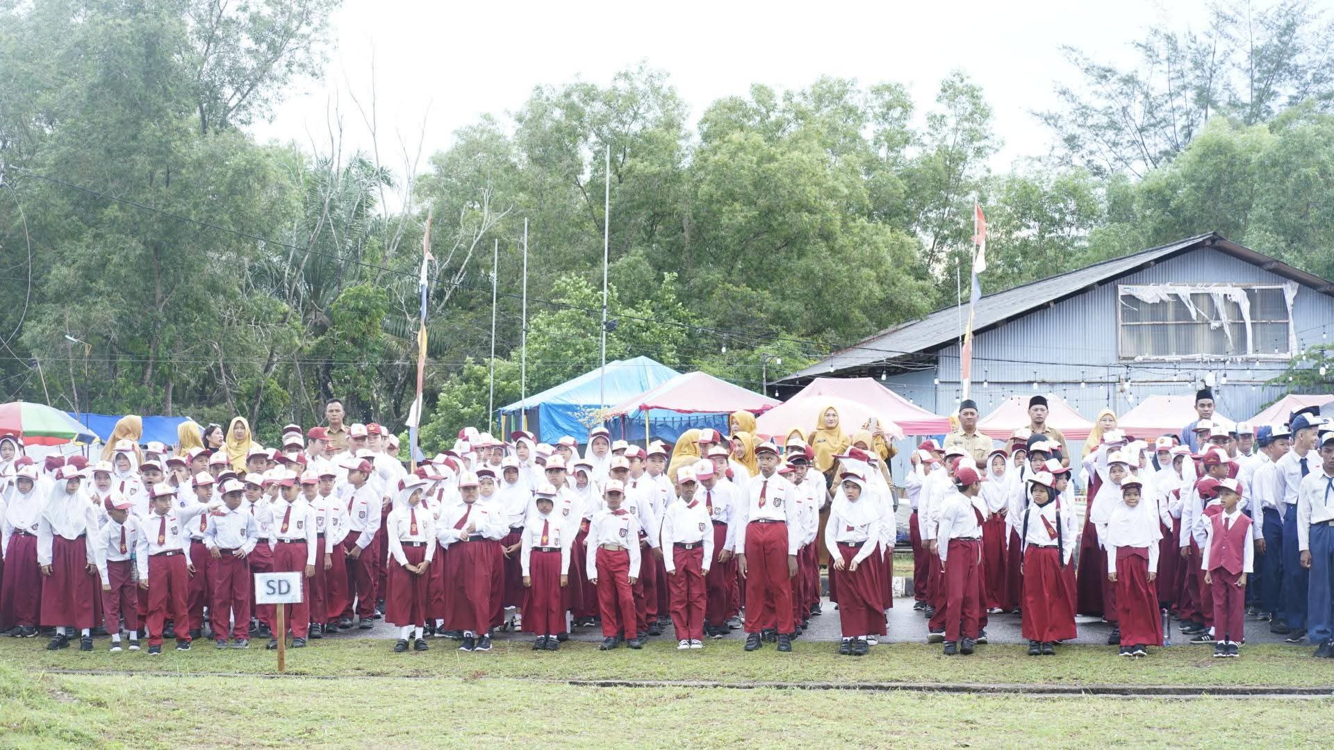Wakil Bupati Lingga Novrizal memimpin upacara Hardiknas 2026 di Dabo Singkep. Momentum ini menjadi pengingat jasa pahlawan pendidikan dan komitmen memajukan pendidikan daerah | f. Diskominfo Lingga
