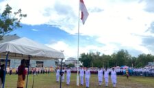 Wakil Bupati Lingga Novrizal memimpin upacara Hardiknas 2026 di Dabo Singkep. Momentum ini menjadi pengingat jasa pahlawan pendidikan dan komitmen memajukan pendidikan daerah | f. Diskominfo Lingga