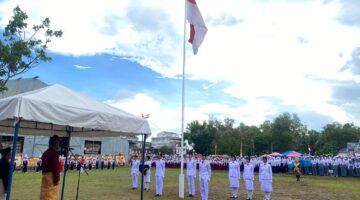 Wakil Bupati Lingga Novrizal memimpin upacara Hardiknas 2026 di Dabo Singkep. Momentum ini menjadi pengingat jasa pahlawan pendidikan dan komitmen memajukan pendidikan daerah | f. Diskominfo Lingga
