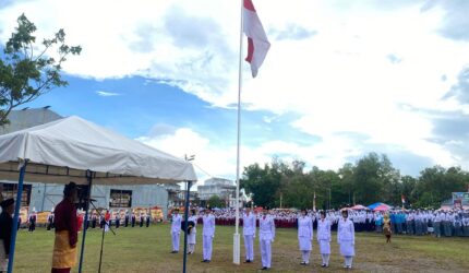 Wakil Bupati Lingga Novrizal memimpin upacara Hardiknas 2026 di Dabo Singkep. Momentum ini menjadi pengingat jasa pahlawan pendidikan dan komitmen memajukan pendidikan daerah | f. Diskominfo Lingga