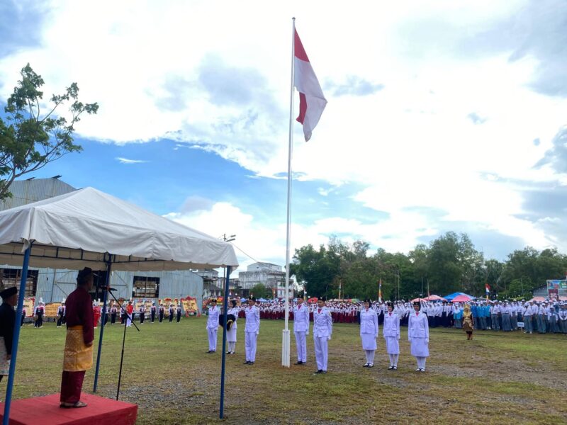 Wakil Bupati Lingga Novrizal memimpin upacara Hardiknas 2026 di Dabo Singkep. Momentum ini menjadi pengingat jasa pahlawan pendidikan dan komitmen memajukan pendidikan daerah | f. Diskominfo Lingga
