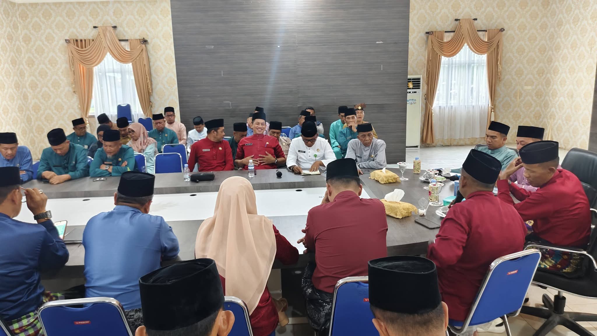 Bupati Lingga M. Nizar dan Wakil Bupati Novrizal memimpin Rakor OPD membahas program prioritas 2026. Fokus pada sinergi, kinerja, dan pelayanan publik | f. Diskominfo Lingga