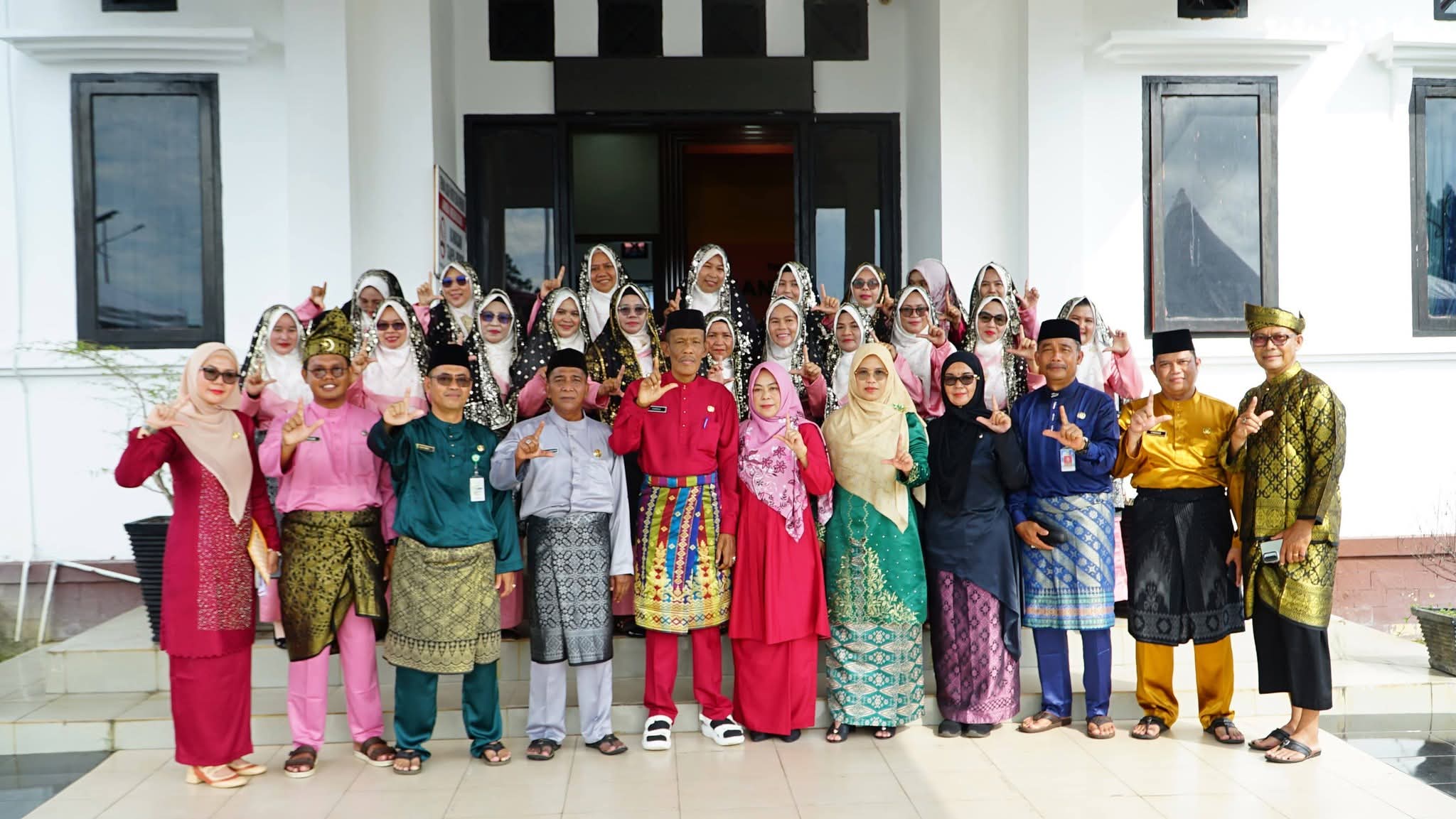 Pemkab Lingga menggelar upacara Hardiknas 2026 dengan penegasan bahwa pendidikan adalah fondasi utama bangsa | f. Diskominfo Lingga