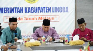 Bupati Lingga M. Nizar dan Wakil Bupati Novrizal memimpin Rakor OPD membahas program prioritas 2026. Fokus pada sinergi, kinerja, dan pelayanan publik | f. Diskominfo Lingga