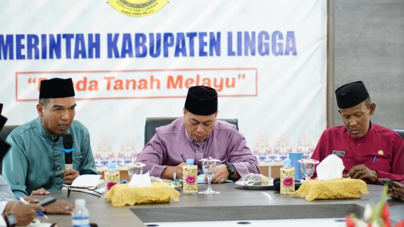 Bupati Lingga M. Nizar dan Wakil Bupati Novrizal memimpin Rakor OPD membahas program prioritas 2026. Fokus pada sinergi, kinerja, dan pelayanan publik | f. Diskominfo Lingga