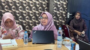 Kader Posyandu se-Kecamatan Lingga mengikuti pelatihan 6 Standar Pelayanan Minimal (SPM) secara hybrid guna meningkatkan kualitas layanan kesehatan masyarakat di desa dan kelurahan | f. Diskominfo Lingga