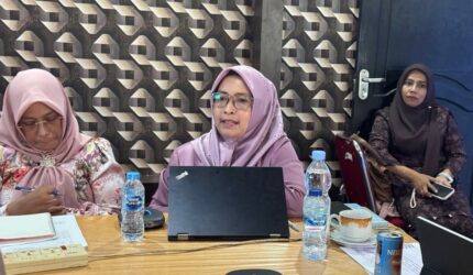 Kader Posyandu se-Kecamatan Lingga mengikuti pelatihan 6 Standar Pelayanan Minimal (SPM) secara hybrid guna meningkatkan kualitas layanan kesehatan masyarakat di desa dan kelurahan | f. Diskominfo Lingga
