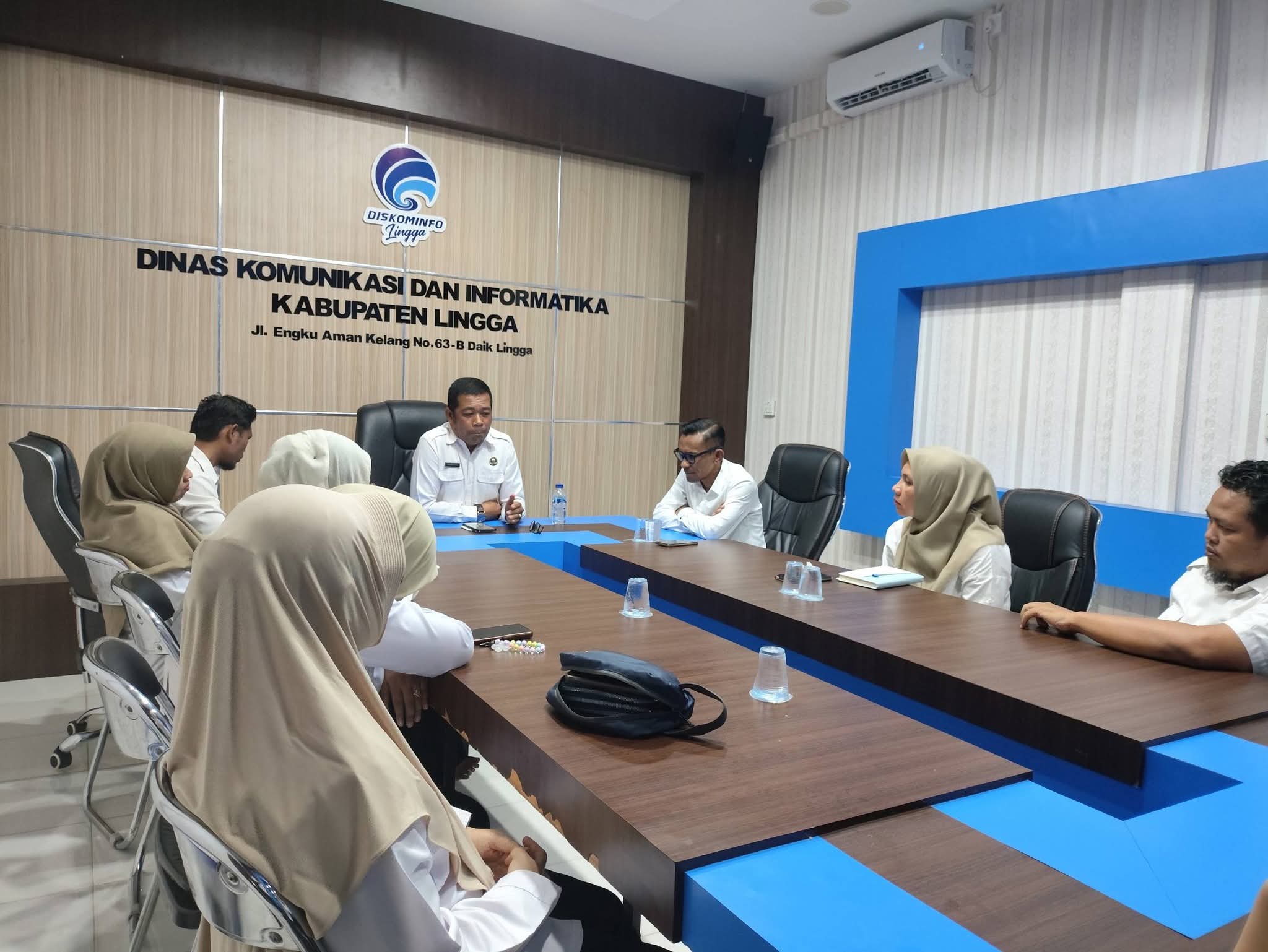 Diskominfo Kabupaten Lingga menggelar rapat internal guna memperkuat disiplin ASN dan meningkatkan optimalisasi penyebaran informasi publik melalui media sosial dan website resmi pemerintah | f. Diskominfo Lingga