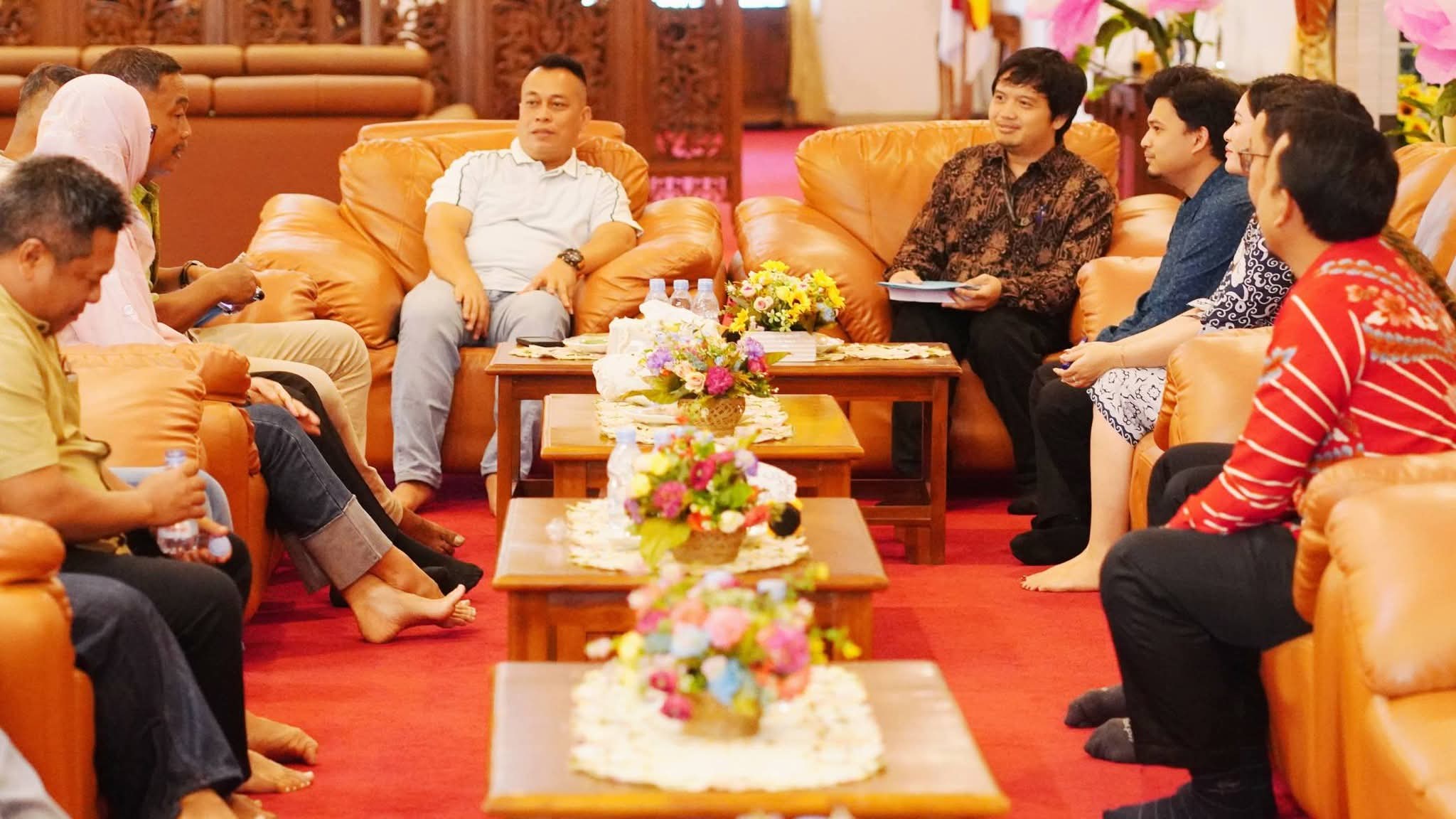 Bupati Lingga M. Nizar dan Wakil Bupati H. Novrizal menghadiri Exit Meeting BPK RI terkait pemeriksaan laporan keuangan Pemkab Lingga Tahun Anggaran 2025 di Daik Lingga | f. Diskominfo Lingga
