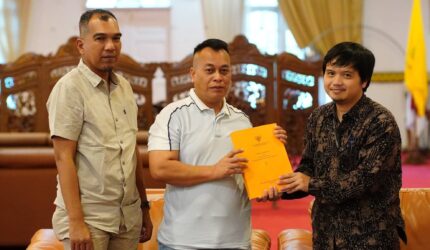 Bupati Lingga M. Nizar dan Wakil Bupati H. Novrizal menghadiri Exit Meeting BPK RI terkait pemeriksaan laporan keuangan Pemkab Lingga Tahun Anggaran 2025 di Daik Lingga | f. Diskominfo Lingga