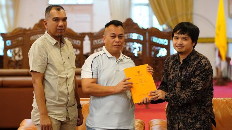 Bupati Lingga M. Nizar dan Wakil Bupati H. Novrizal menghadiri Exit Meeting BPK RI terkait pemeriksaan laporan keuangan Pemkab Lingga Tahun Anggaran 2025 di Daik Lingga | f. Diskominfo Lingga