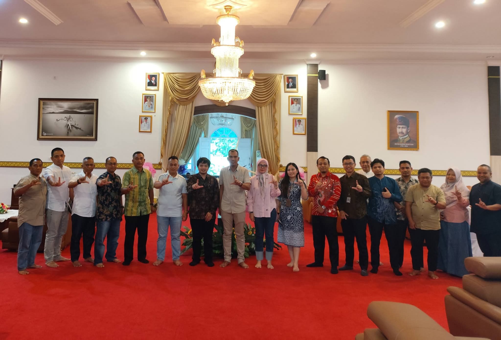 Bupati Lingga M. Nizar dan Wakil Bupati H. Novrizal menghadiri Exit Meeting BPK RI terkait pemeriksaan laporan keuangan Pemkab Lingga Tahun Anggaran 2025 di Daik Lingga | f. Diskominfo Lingga