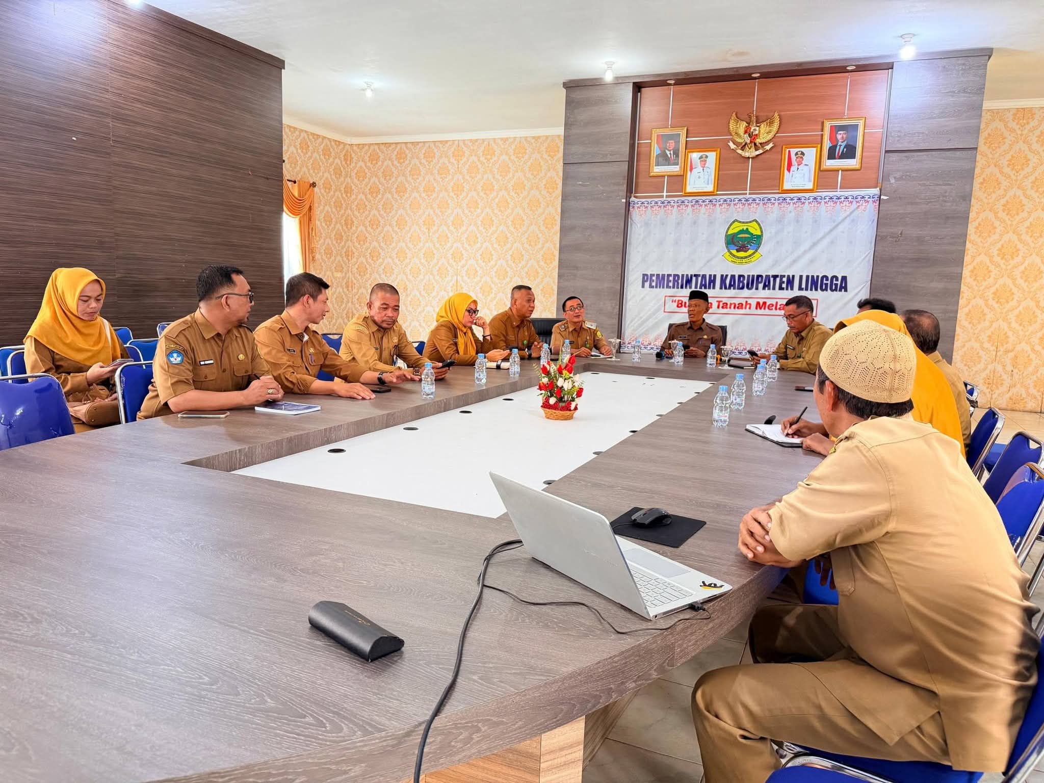 Pemkab Lingga menggelar rapat koordinasi persiapan pendataan calon peserta didik Sekolah Rakyat tingkat SD, SMP, dan SMA guna memastikan program berjalan tepat sasaran | f. Diskominfo Lingga