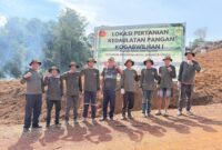 Sekda Lingga H. Armia bersama Kogabwilhan I melakukan penanaman 5.000 bibit semangka di Desa Mepar | f. Diskominfo Lingga