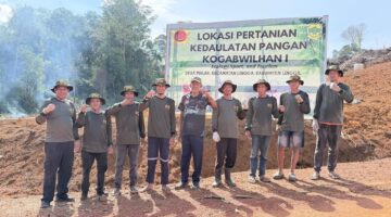Sekda Lingga H. Armia bersama Kogabwilhan I melakukan penanaman 5.000 bibit semangka di Desa Mepar | f. Diskominfo Lingga