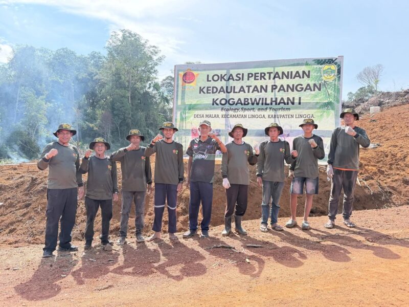 Sekda Lingga H. Armia bersama Kogabwilhan I melakukan penanaman 5.000 bibit semangka di Desa Mepar | f. Diskominfo Lingga