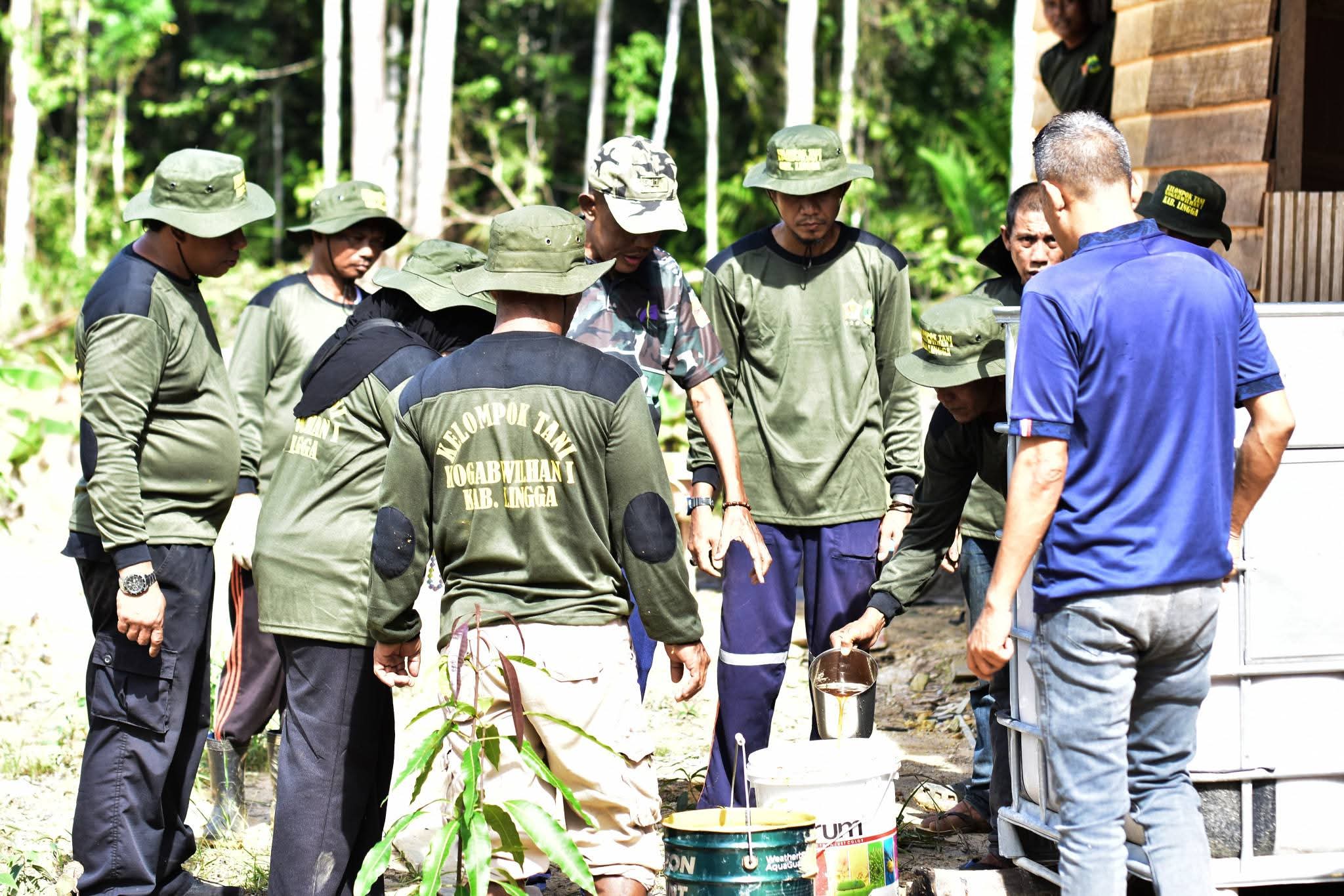 Sekda Lingga H. Armia bersama Kogabwilhan I melakukan penanaman 5.000 bibit semangka di Desa Mepar | f. Diskominfo Lingga