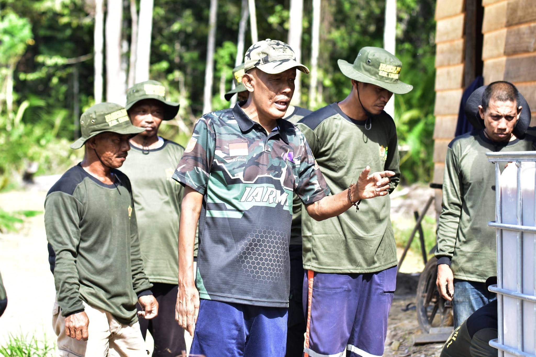 Sekda Lingga H. Armia bersama Kogabwilhan I melakukan penanaman 5.000 bibit semangka di Desa Mepar | f. Diskominfo Lingga