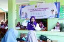 Ketua Tim Pembina Posyandu Kabupaten Lingga, Maratusholiha Nizar, mengikuti pelatihan kader Posyandu 6 SPM di Desa Resun Pesisir | f. Diskominfo Lingga