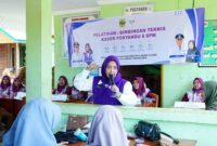 Ketua Tim Pembina Posyandu Kabupaten Lingga, Maratusholiha Nizar, mengikuti pelatihan kader Posyandu 6 SPM di Desa Resun Pesisir | f. Diskominfo Lingga